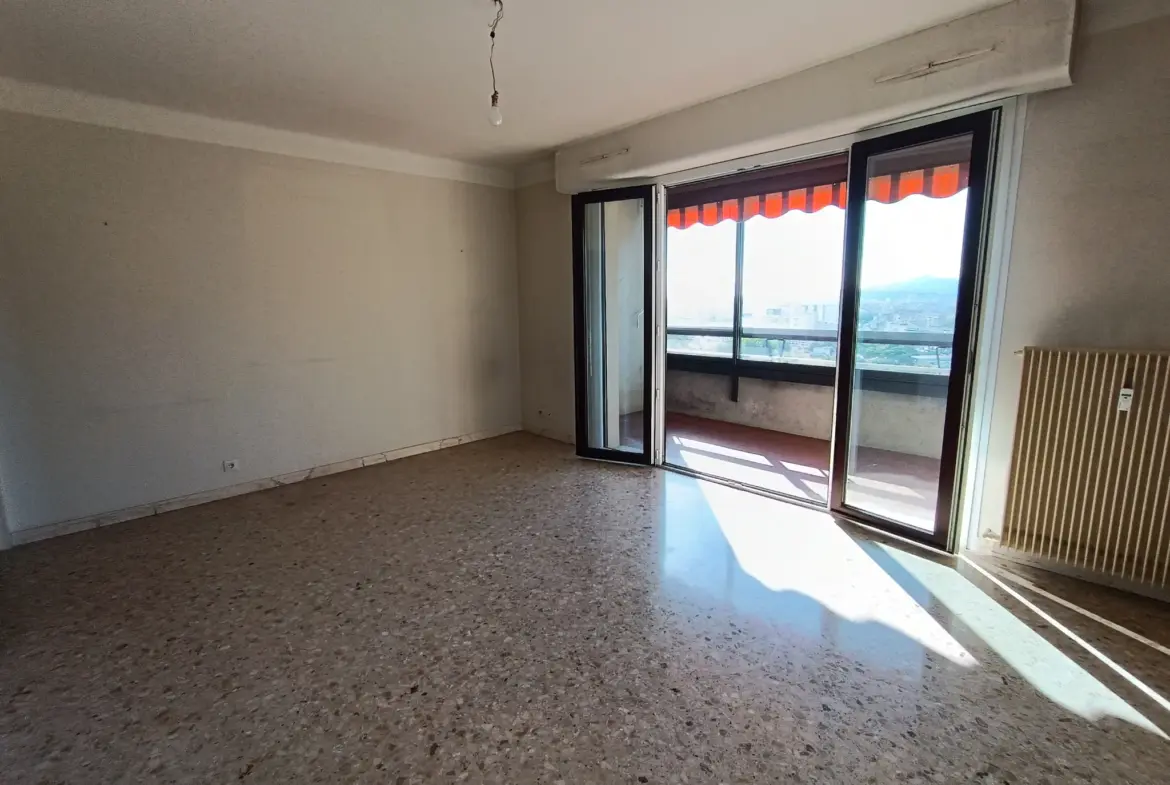 Vente Appartement T3 à Toulon avec Terrasse et Vue sur le Port 