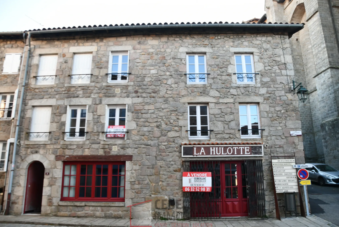 Immeuble avec local commercial et appartements à La Chaise-Dieu 