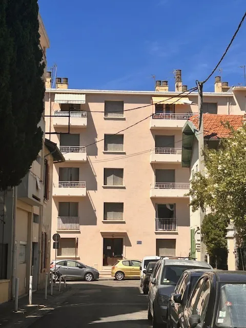 T3 à rénover dans un petit immeuble calme à Toulon 