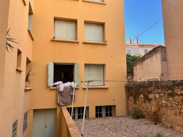 T3 à rénover dans un petit immeuble calme à Toulon 