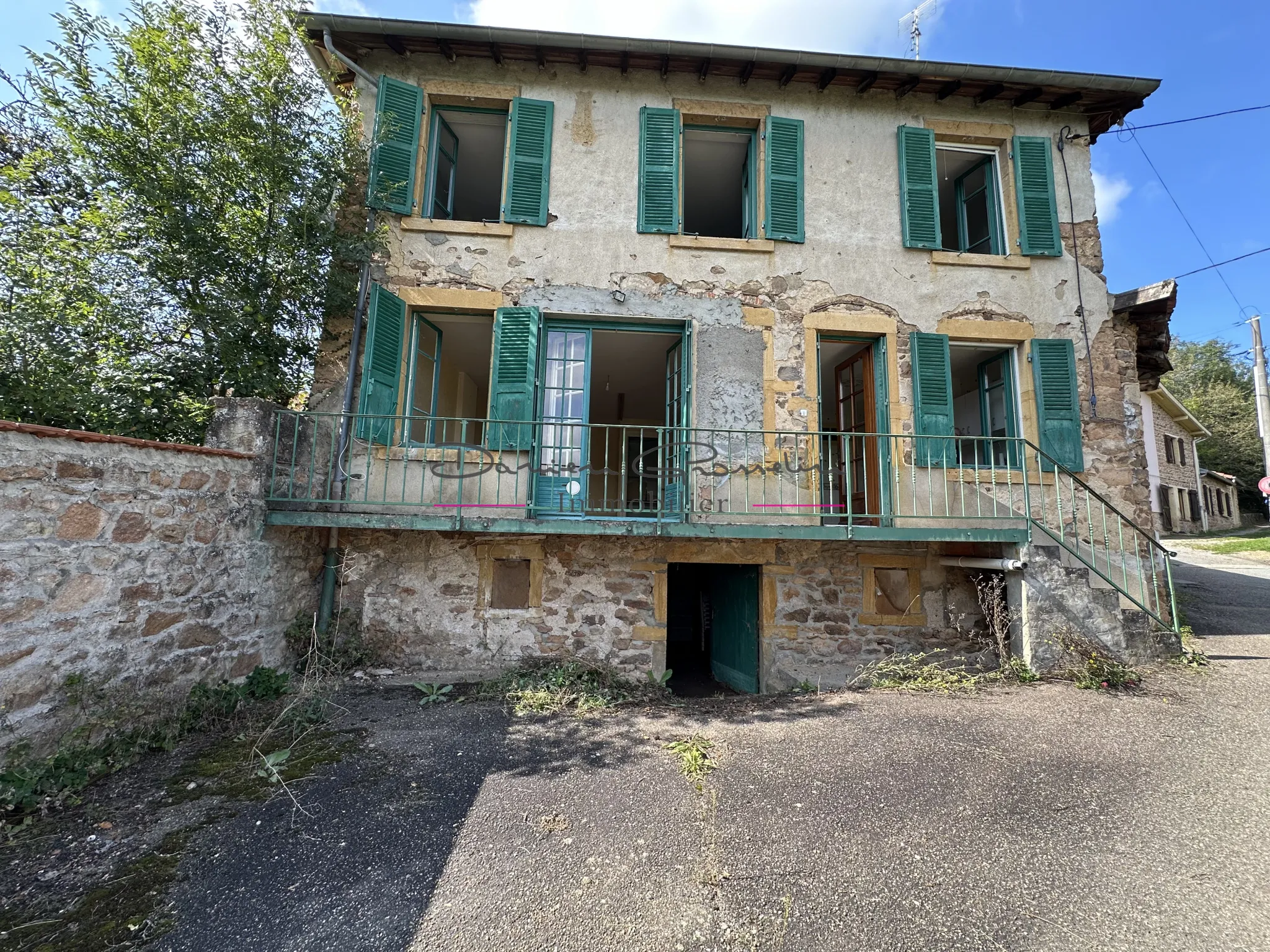 Maison d'Habitation avec Terrain à Thizy-les-Bourgs 