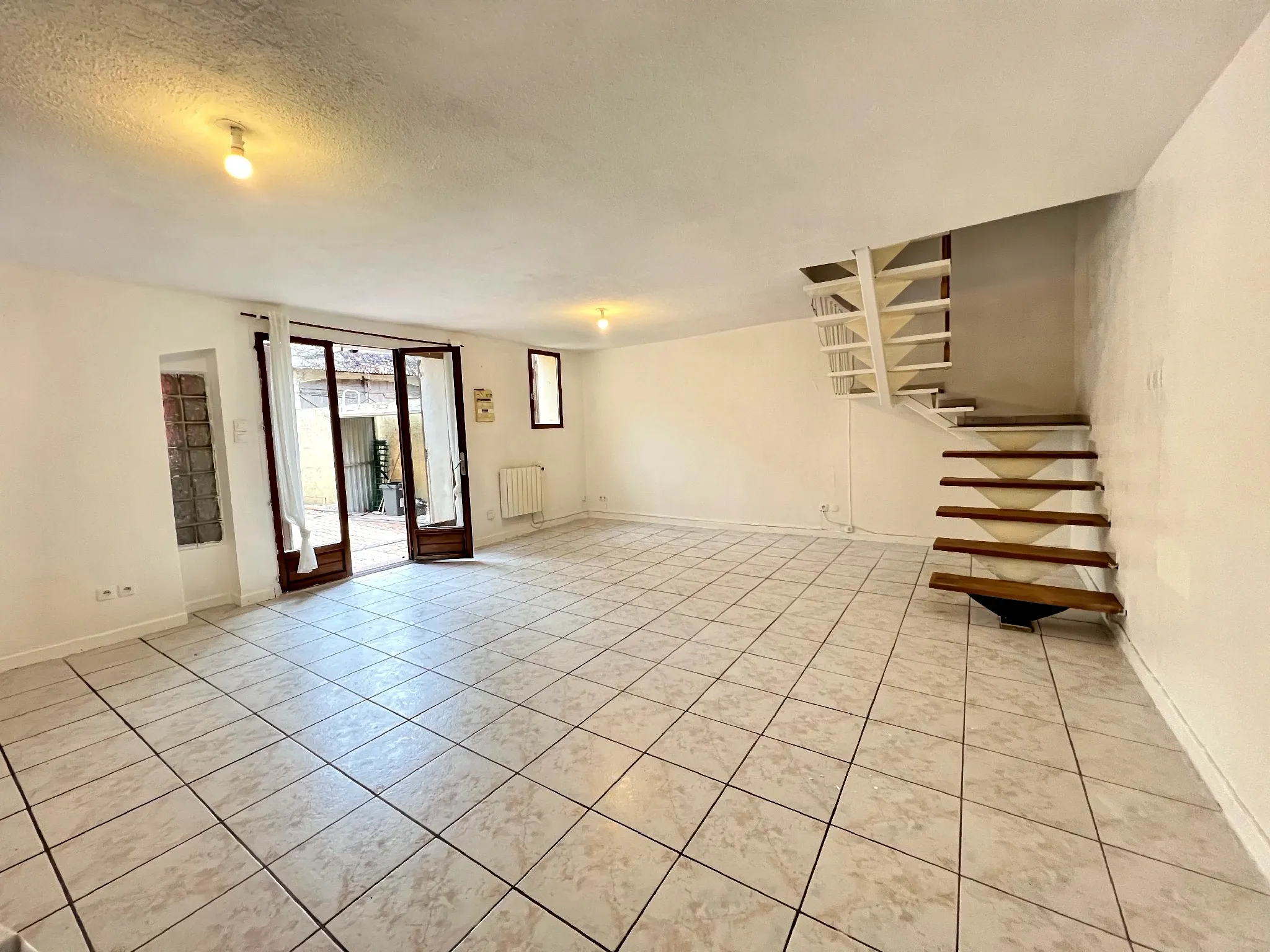 Maison de Ville à Vendre à Lunel - Plus de 98 m2 d'Espace à Vivre ! 