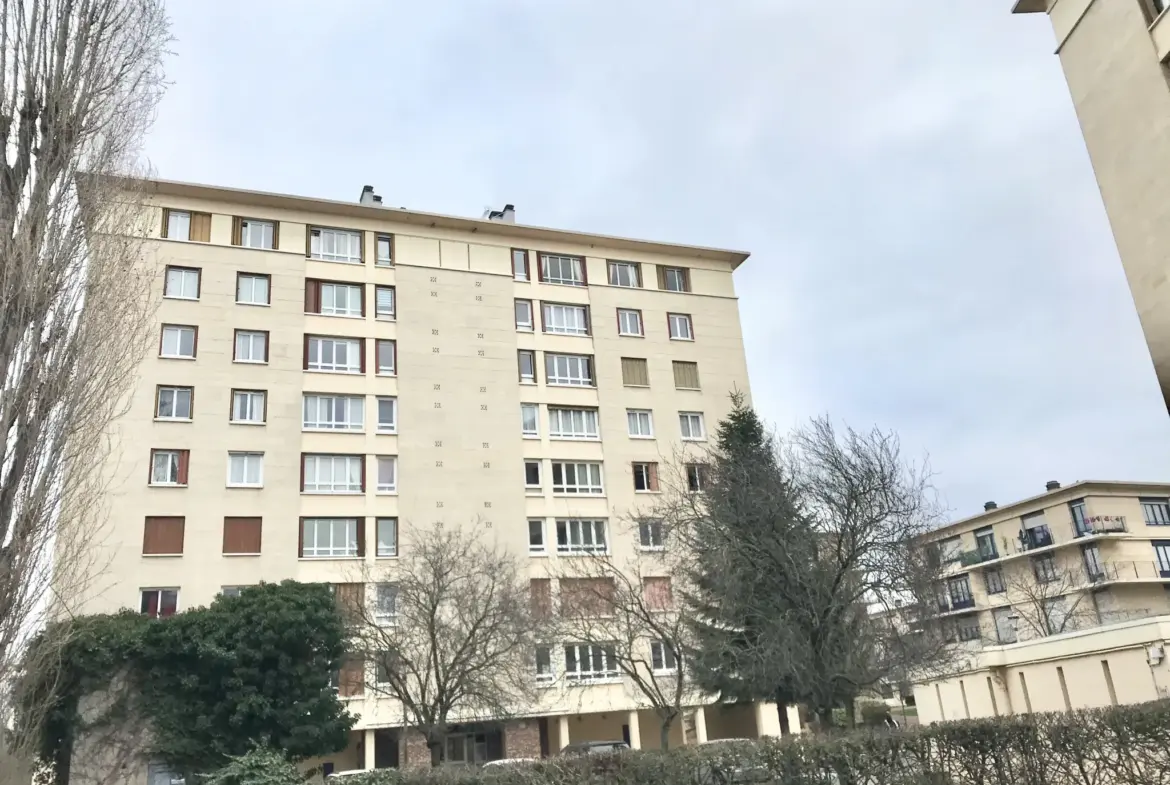 À vendre : Appartement rénové 4 pièces à Mantes-la-Jolie avec vue et parking 