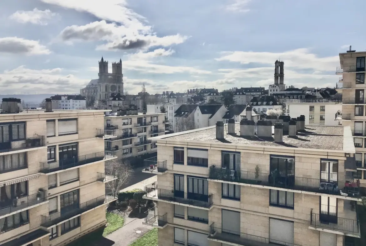 À vendre : Appartement rénové 4 pièces à Mantes-la-Jolie avec vue et parking 