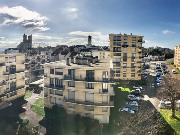 À vendre : Appartement rénové 4 pièces à Mantes-la-Jolie avec vue et parking