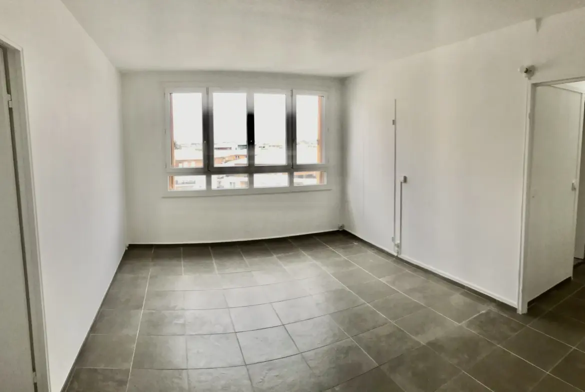 À vendre : Appartement rénové 4 pièces à Mantes-la-Jolie avec vue et parking 