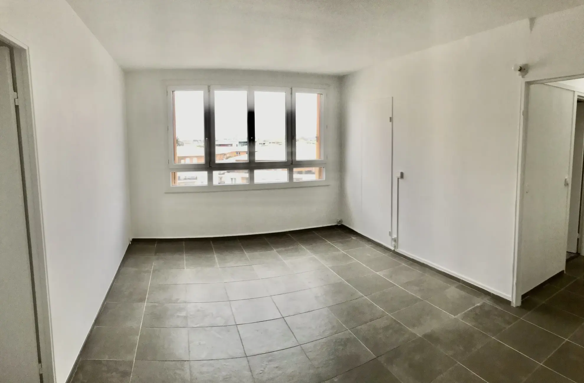 À vendre : Appartement rénové 4 pièces à Mantes-la-Jolie avec vue et parking 