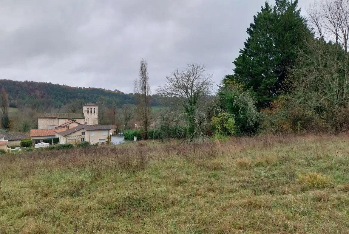 Terrain constructible de 2310 m² à Château L'Évêque 