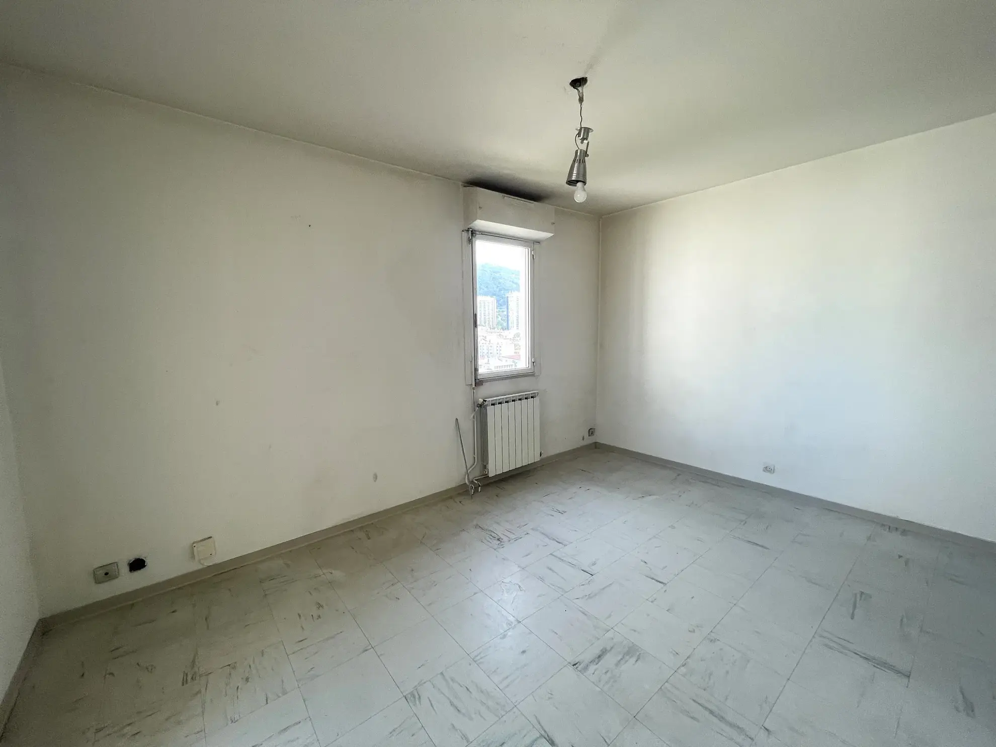 À vendre : Studio 26 m² avec loggia et parking à Toulon 