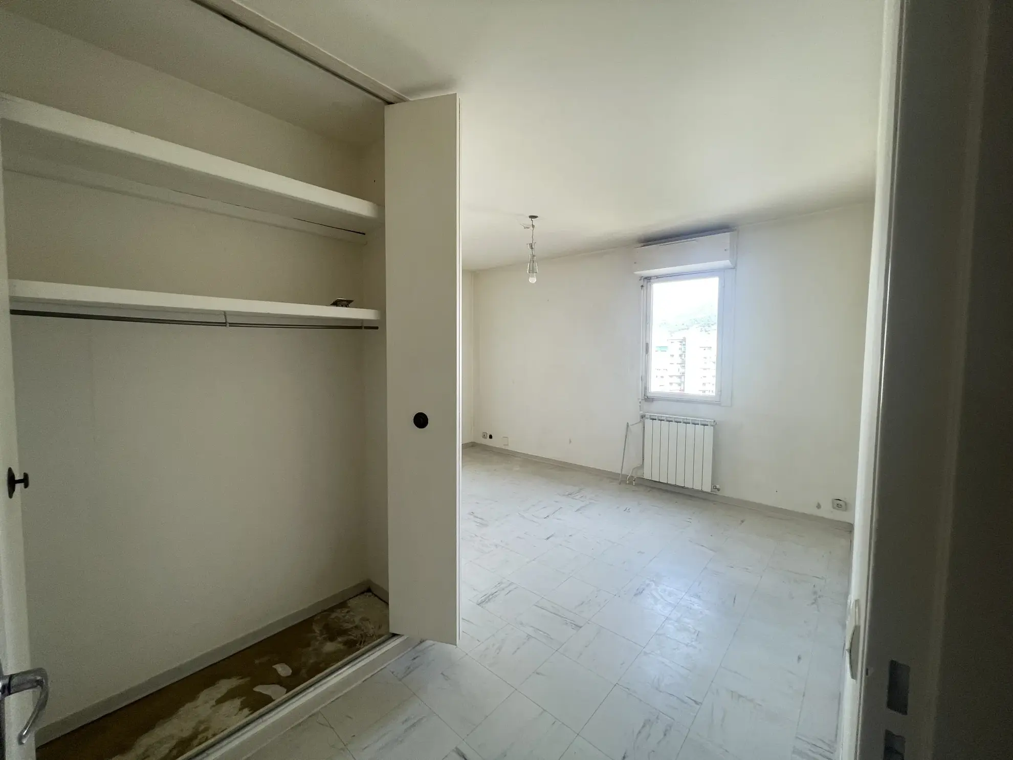 À vendre : Studio 26 m² avec loggia et parking à Toulon 