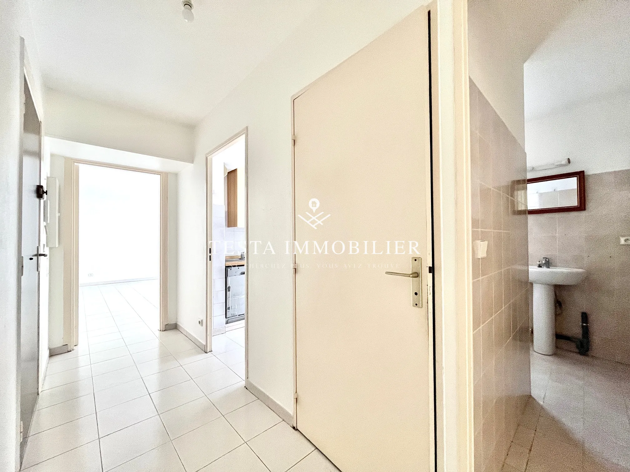 À vendre : Appartement spacieux 2 pièces de 50 m2 à Menton 