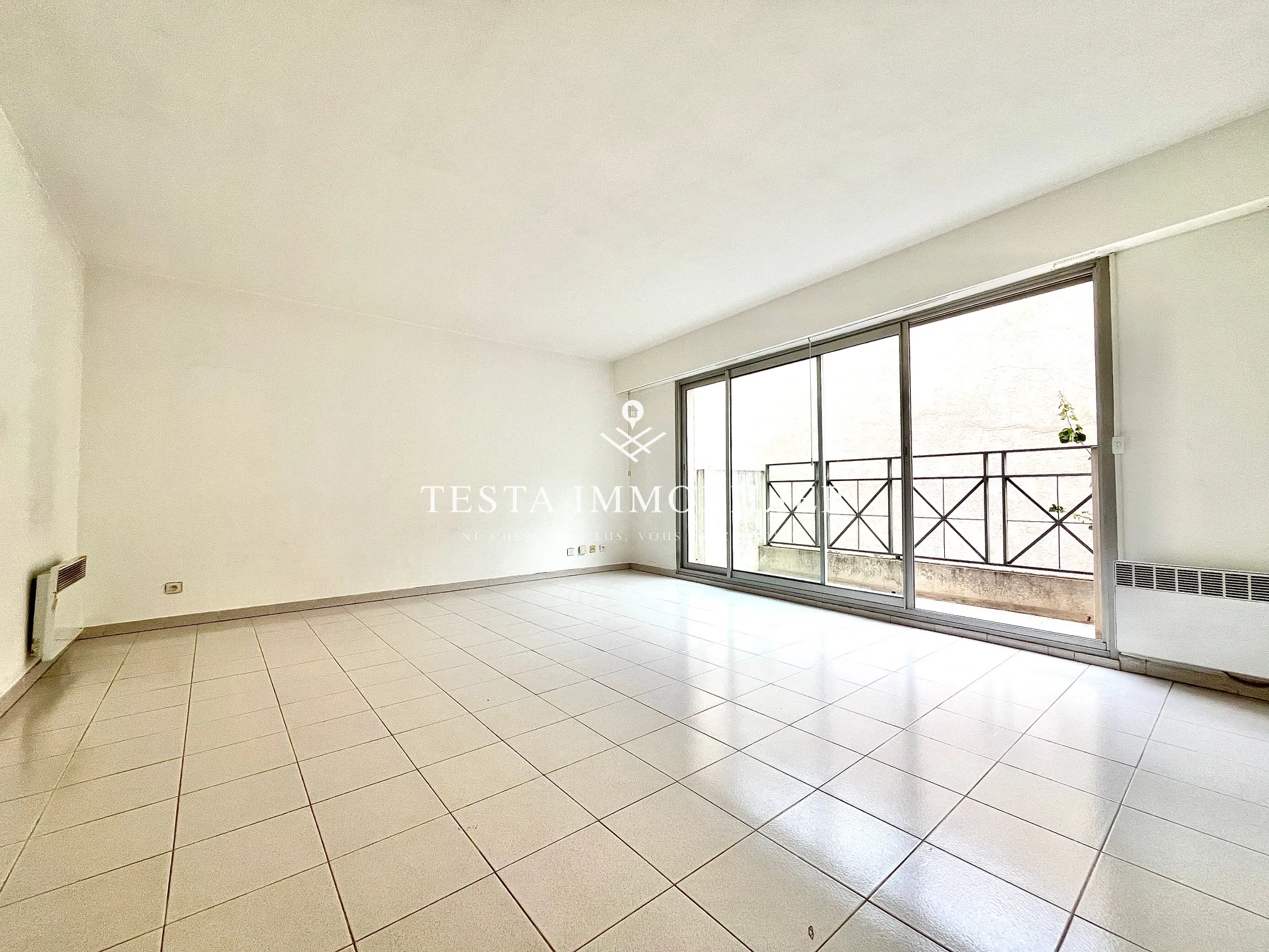 À vendre : Appartement spacieux 2 pièces de 50 m2 à Menton 