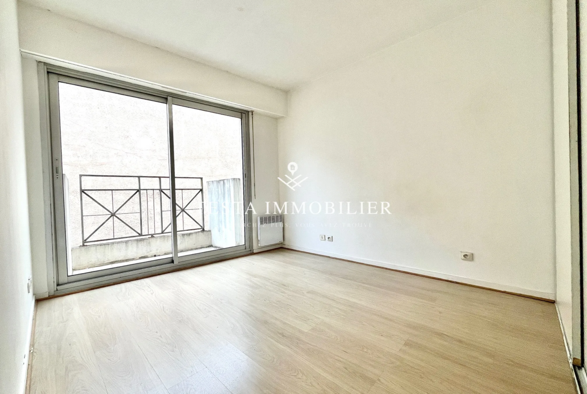 À vendre : Appartement spacieux 2 pièces de 50 m2 à Menton 