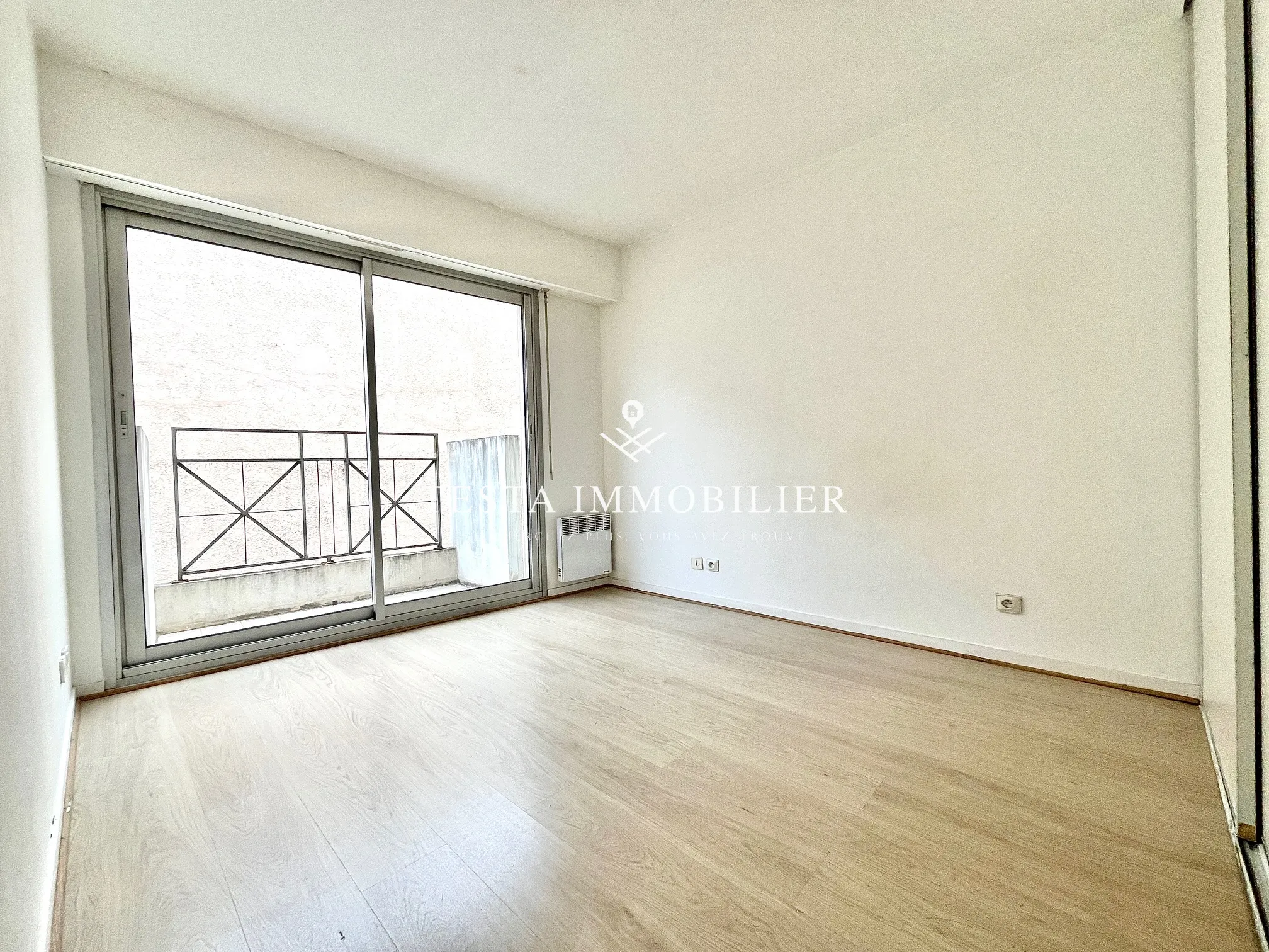 À vendre : Appartement spacieux 2 pièces de 50 m2 à Menton 