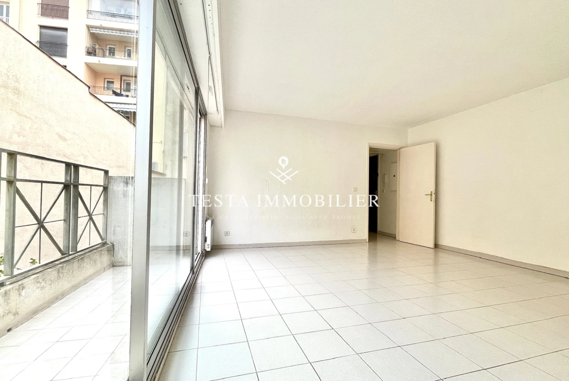 À vendre : Appartement spacieux 2 pièces de 50 m2 à Menton 