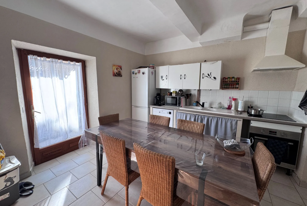 Maison à vendre avec 3 appartements à Peyrolles en Provence 