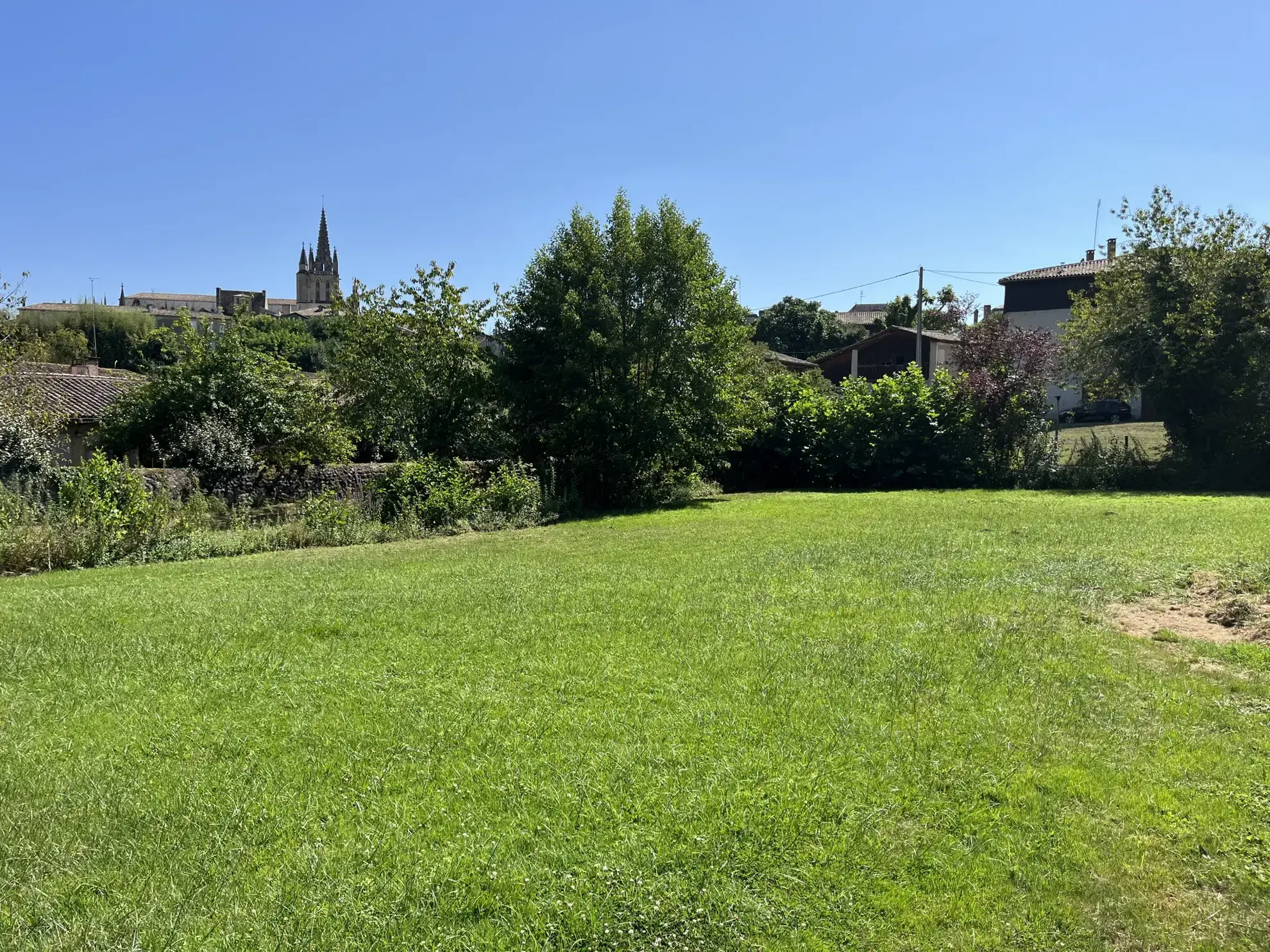 Terrain constructible de 2 635 m² à Bazas, vue cathédrale 