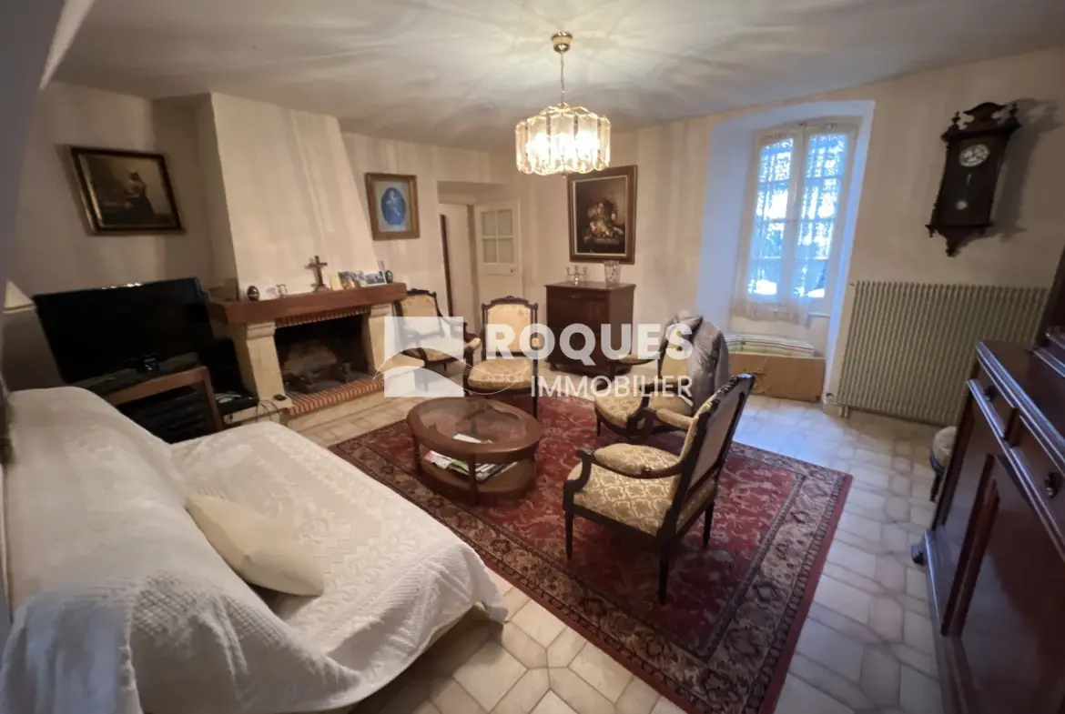 Maison en pierre de type 8 à vendre proche de Millau 