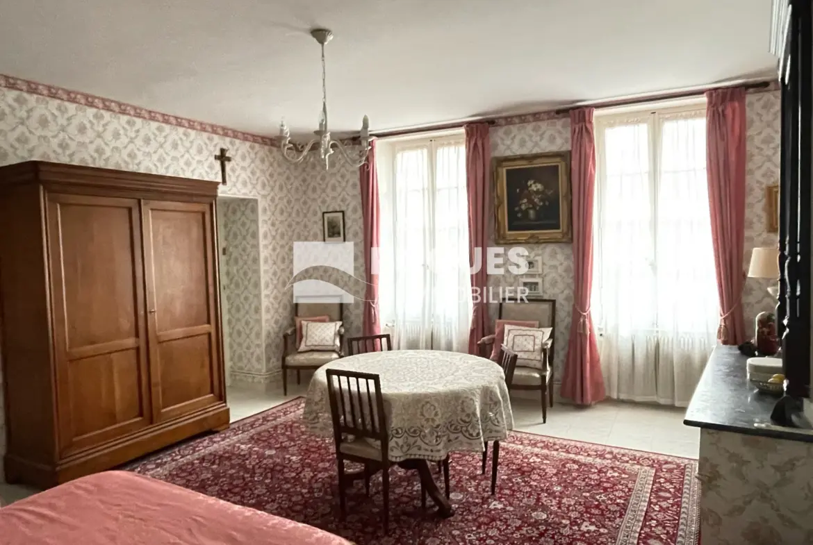 Maison en pierre de type 8 à vendre proche de Millau 