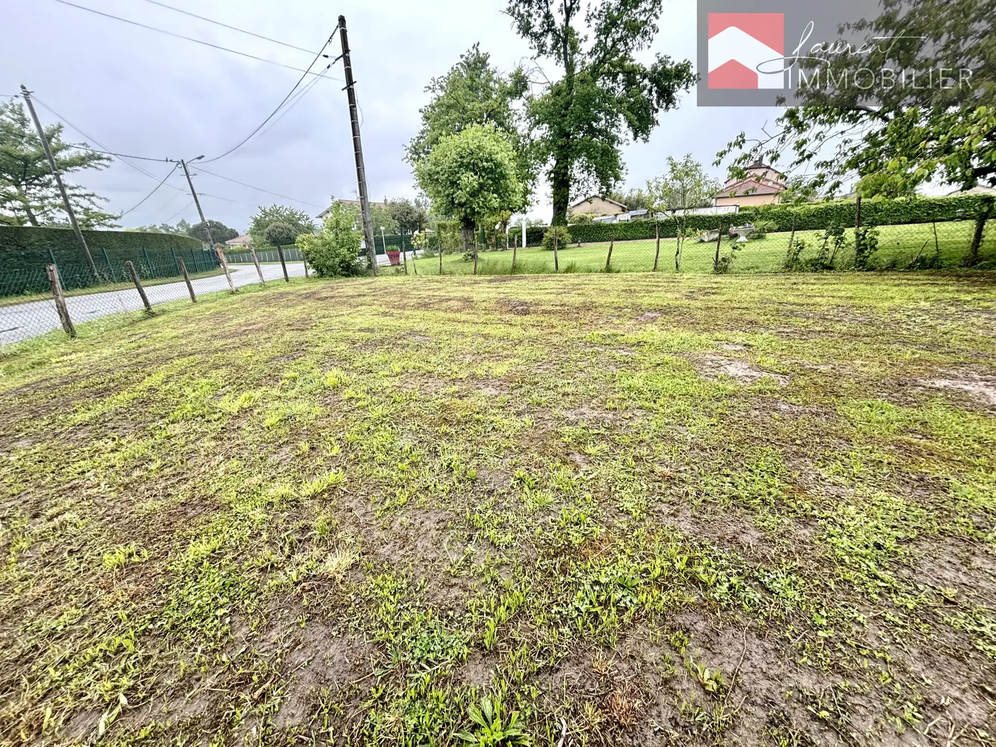 Fermette à vendre à Ozan - Fort potentiel et nombreuses dépendances 