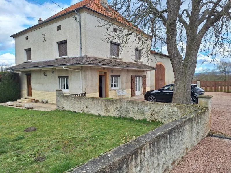 Maison familiale de 170 m² à vendre à Briennon avec grand terrain 