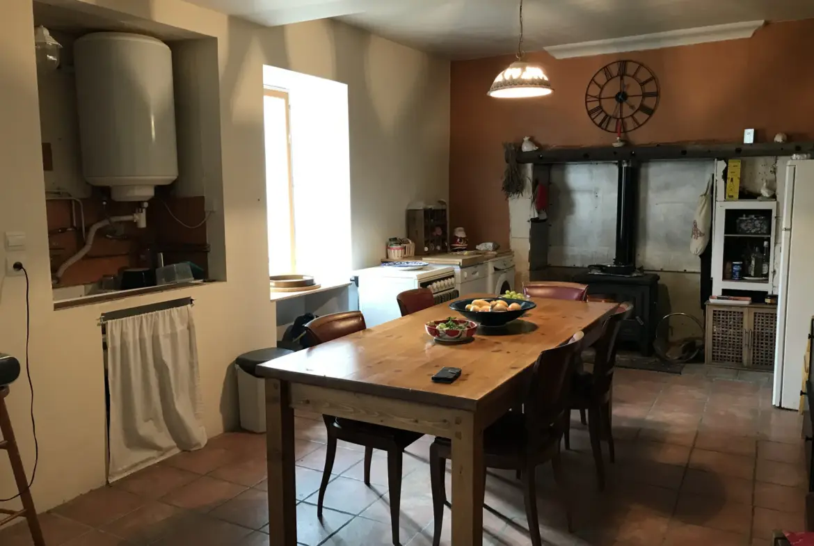 Maison en pierre à rénover avec jardin et vue dans le Périgord Vert 