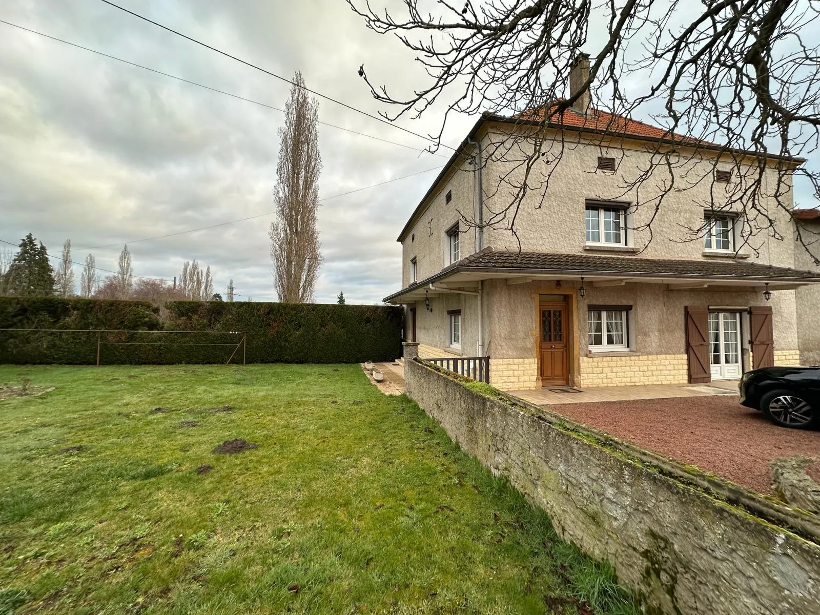 Maison familiale de 170 m² à vendre à Briennon avec grand terrain 