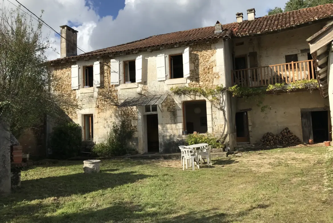 Maison en pierre à rénover avec jardin et vue dans le Périgord Vert 