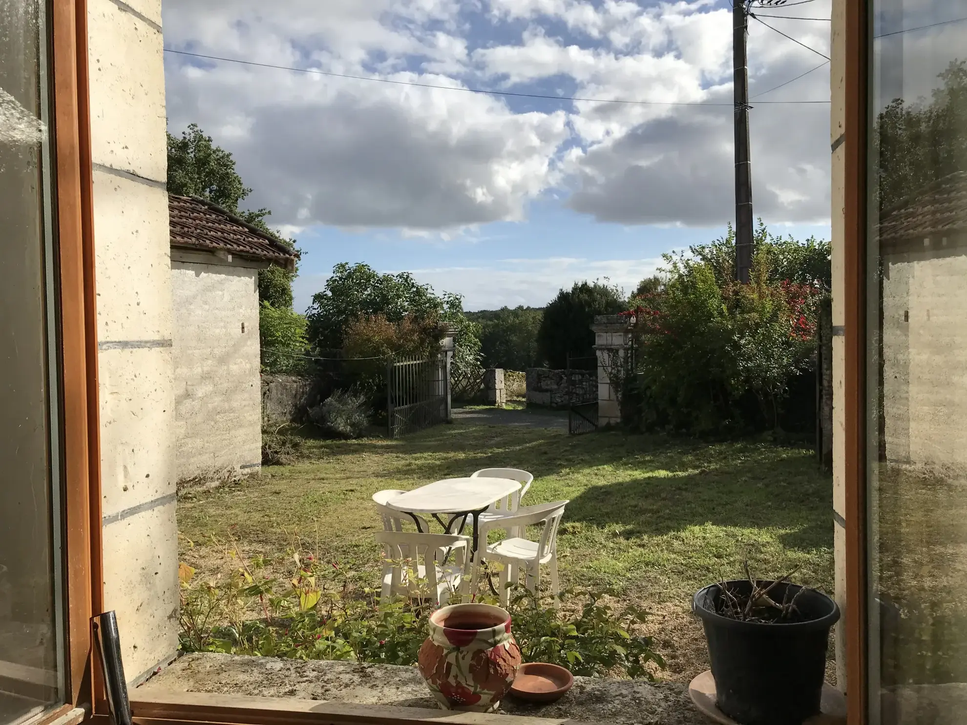 Maison en pierre à rénover avec jardin et vue dans le Périgord Vert 