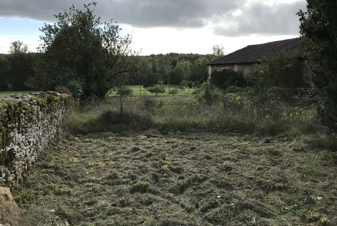 Maison en pierre à rénover avec jardin et vue dans le Périgord Vert 