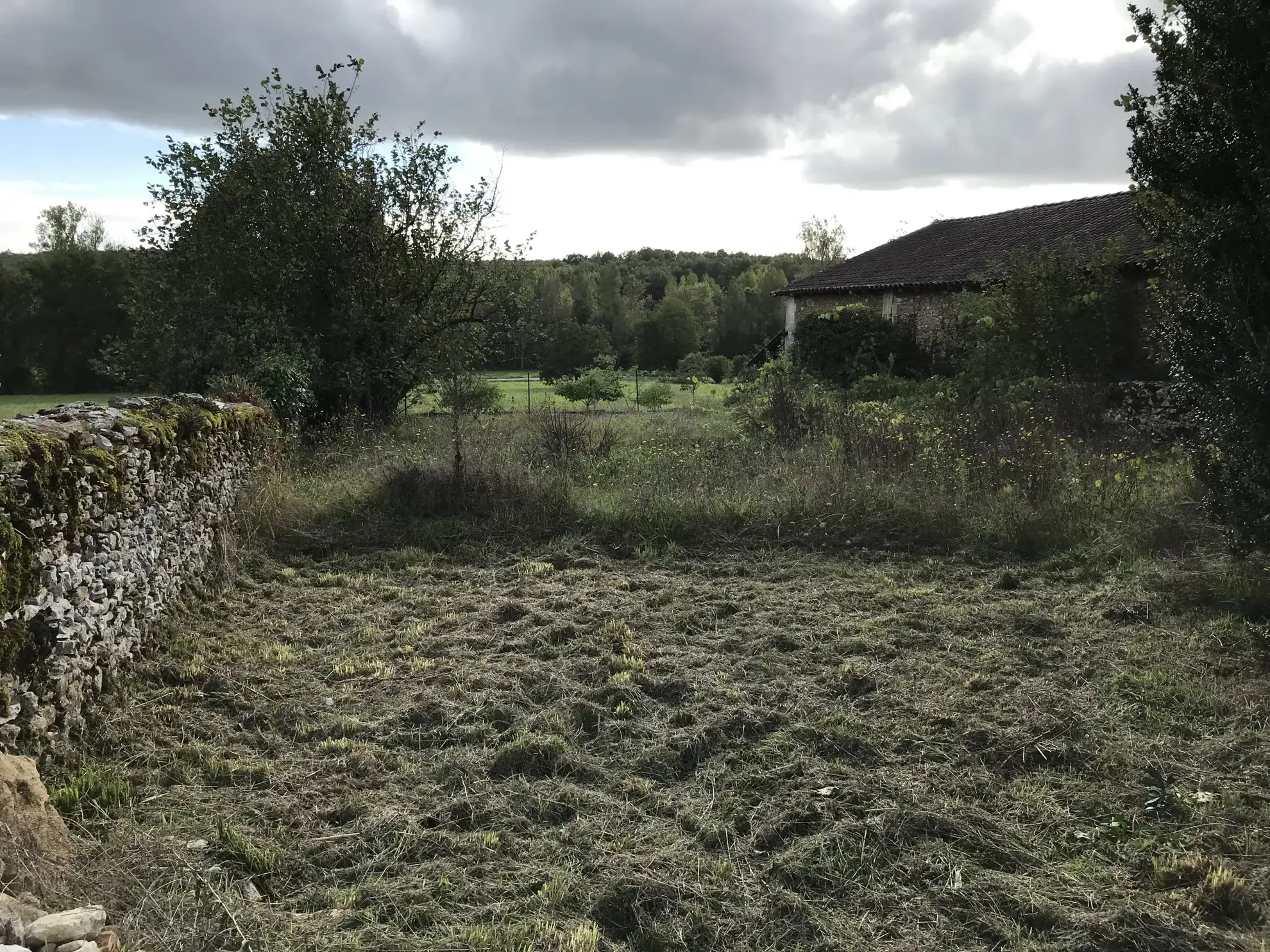 Maison en pierre à rénover avec jardin et vue dans le Périgord Vert 