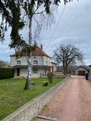 Maison familiale de 170 m² à vendre à Briennon avec grand terrain 