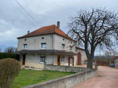 Maison familiale de 170 m² à vendre à Briennon avec grand terrain 