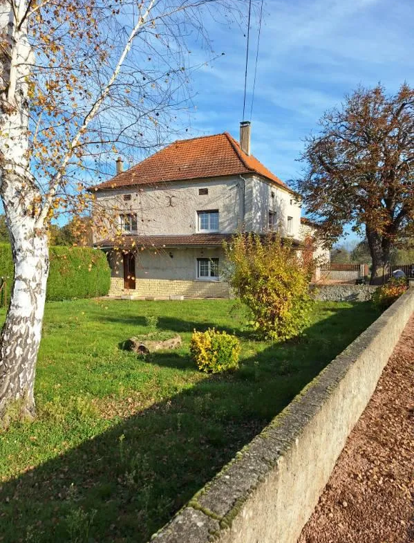 Maison familiale de 170 m² à vendre à Briennon avec grand terrain 