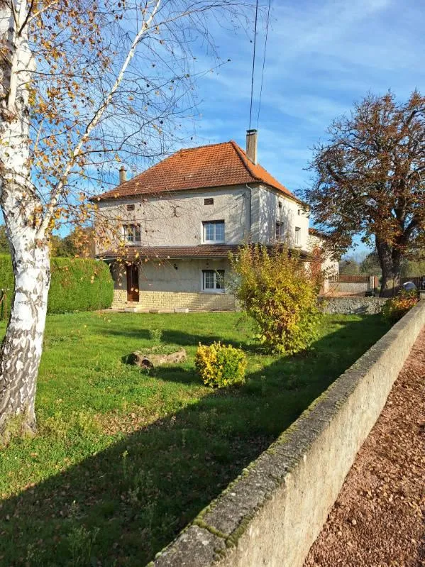 Maison familiale de 170 m² à vendre à Briennon avec grand terrain 