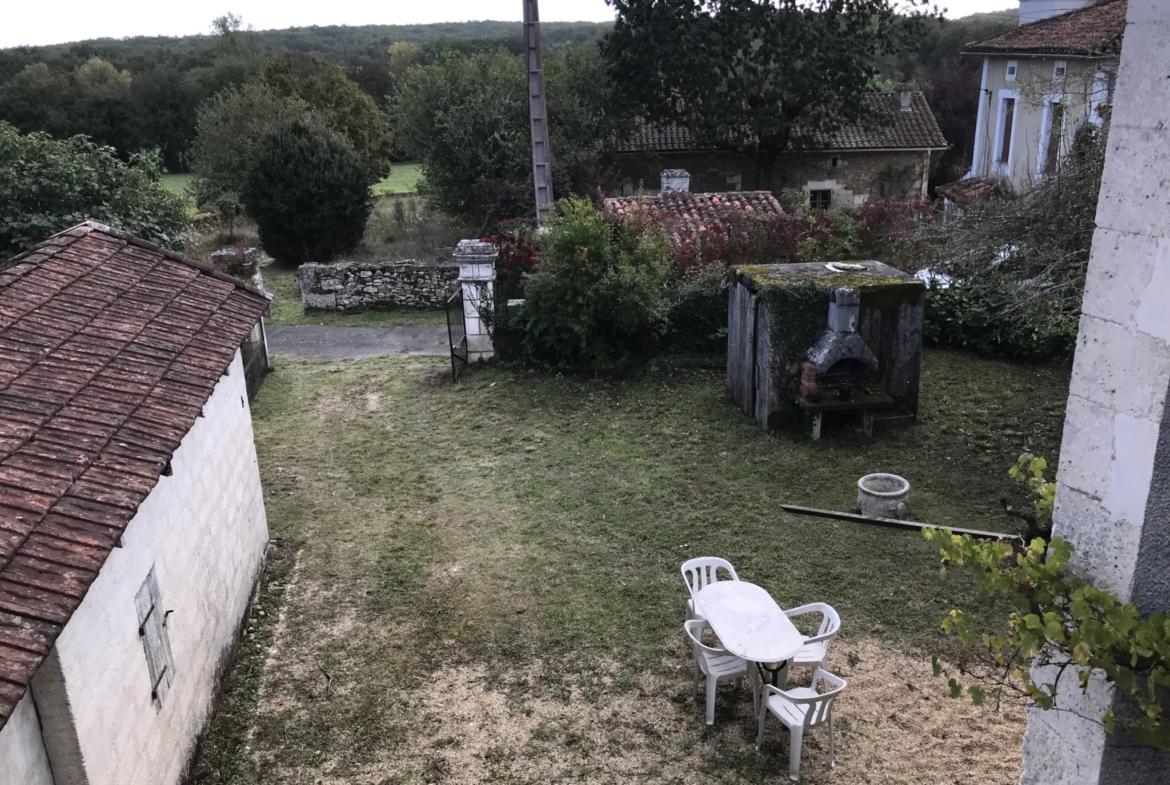 Maison en pierre à rénover avec jardin et vue dans le Périgord Vert 