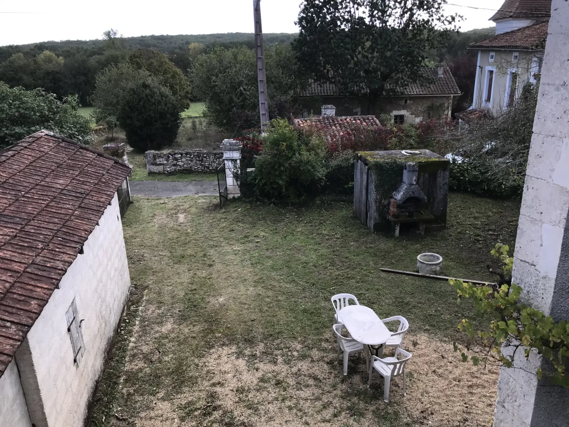 Maison en pierre à rénover avec jardin et vue dans le Périgord Vert 