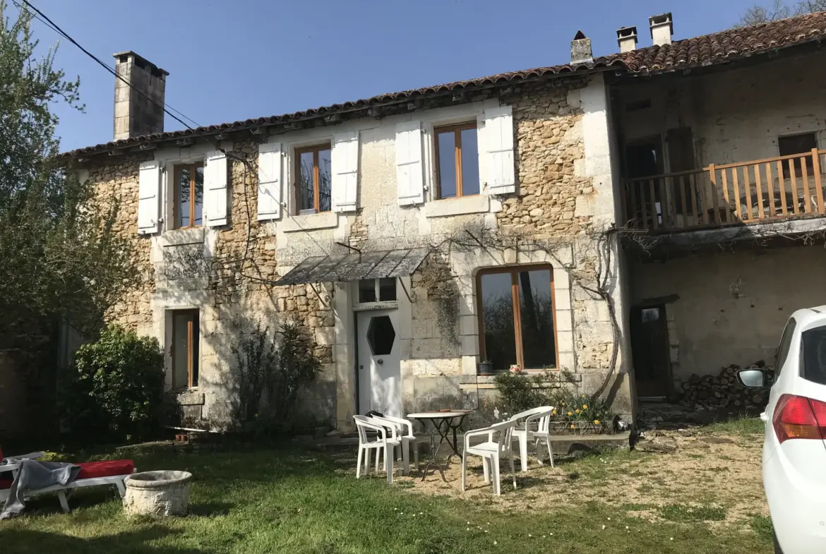 Maison en pierre à rénover avec jardin et vue dans le Périgord Vert 