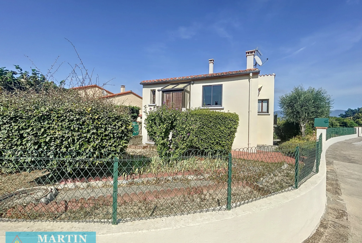 Villa 3 faces lumineuse à Céret avec jardin et parkings 