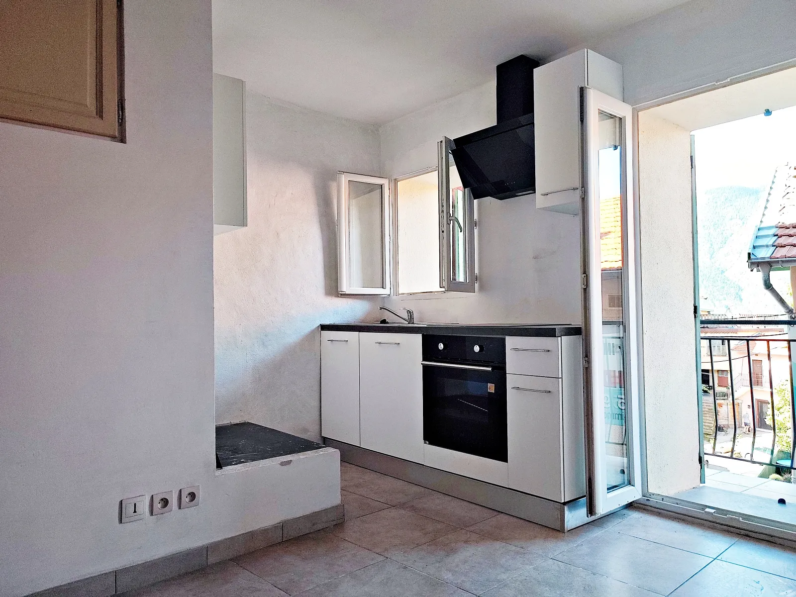 Maison rénovée avec 3 appartements à vendre à Belvédère pour 128 000 € 