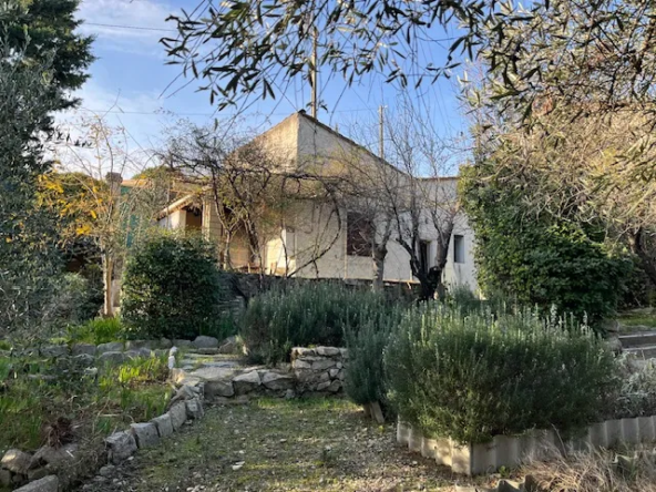 Maison à rénover avec magnifique jardin à Nîmes