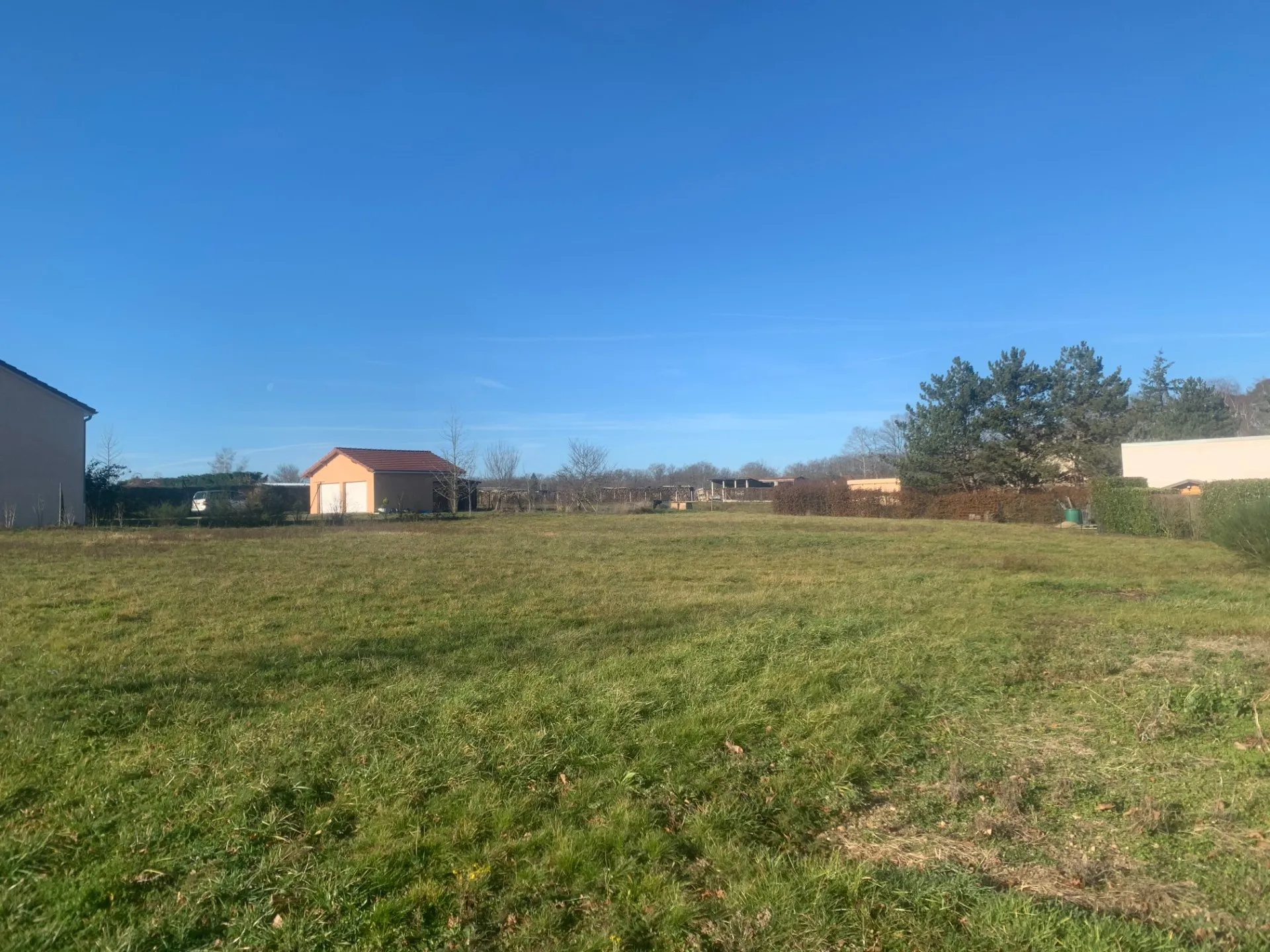 Terrain constructible de 2204 m² à Serbannes 