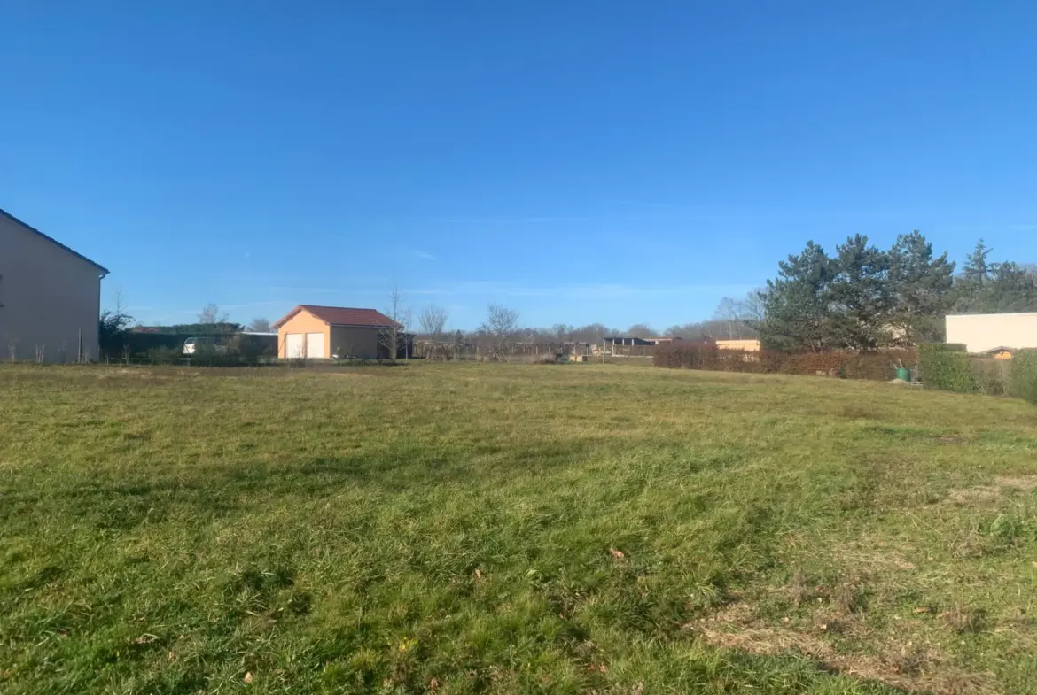 Terrain constructible de 2204 m² à Serbannes 