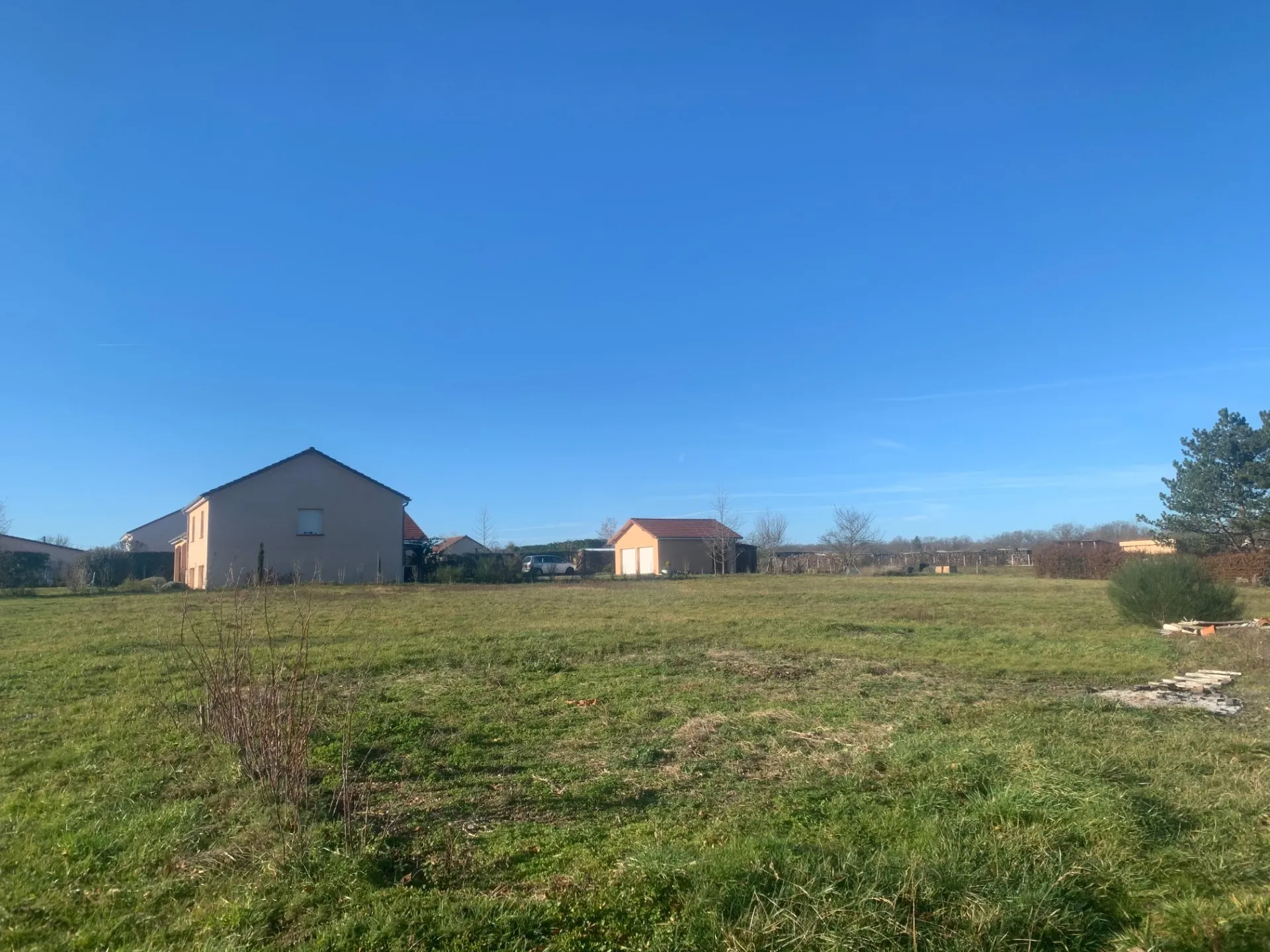 Terrain constructible de 2204 m² à Serbannes 