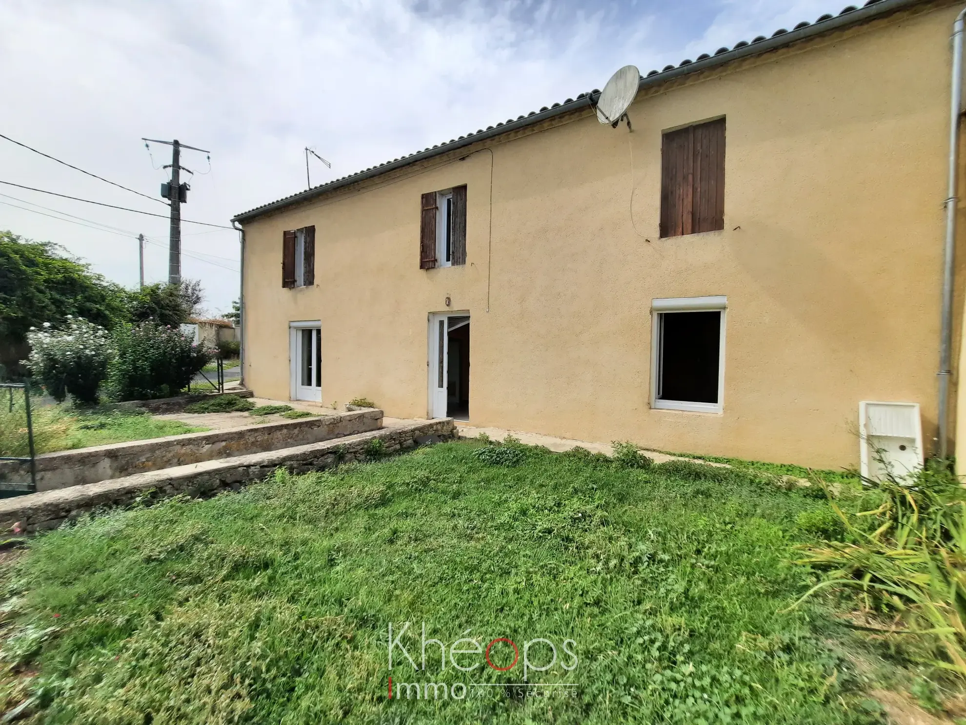 Maison mitoyenne à rénover de 186 m² à Rimons 