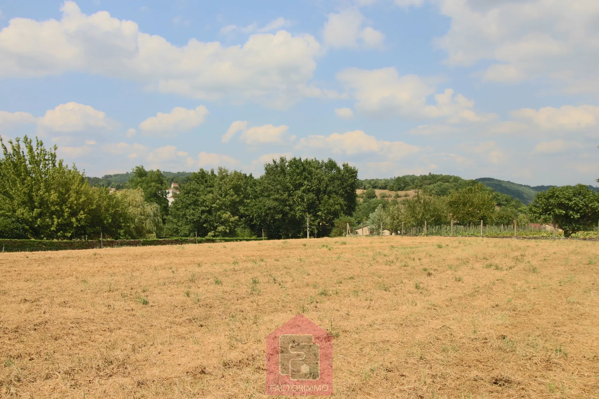 Terrain constructible à Puy l'Évêque - 3169 m² 