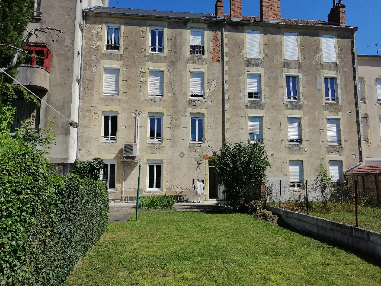 Immeuble à Nevers avec 4 appartements en bon état 