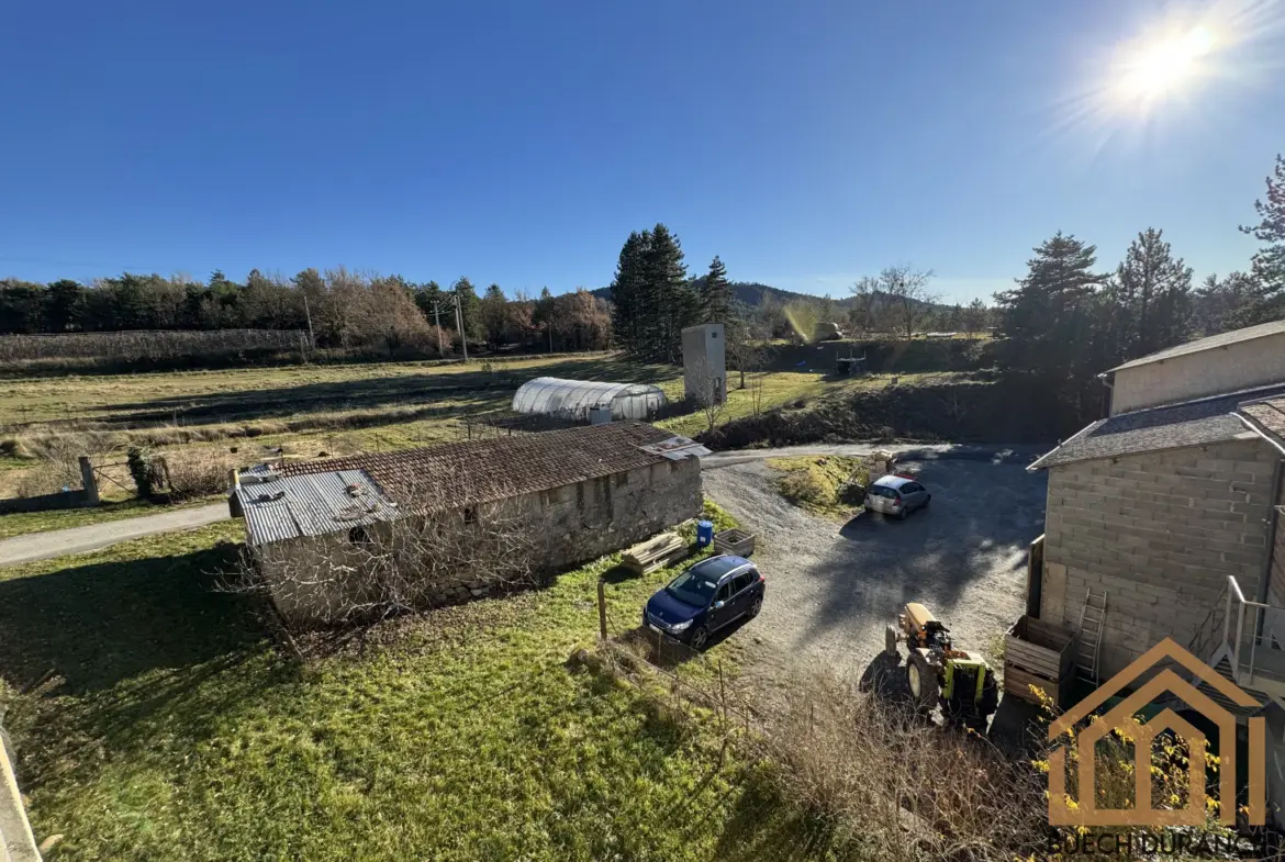 Corps de ferme avec logements à vendre à Claret 