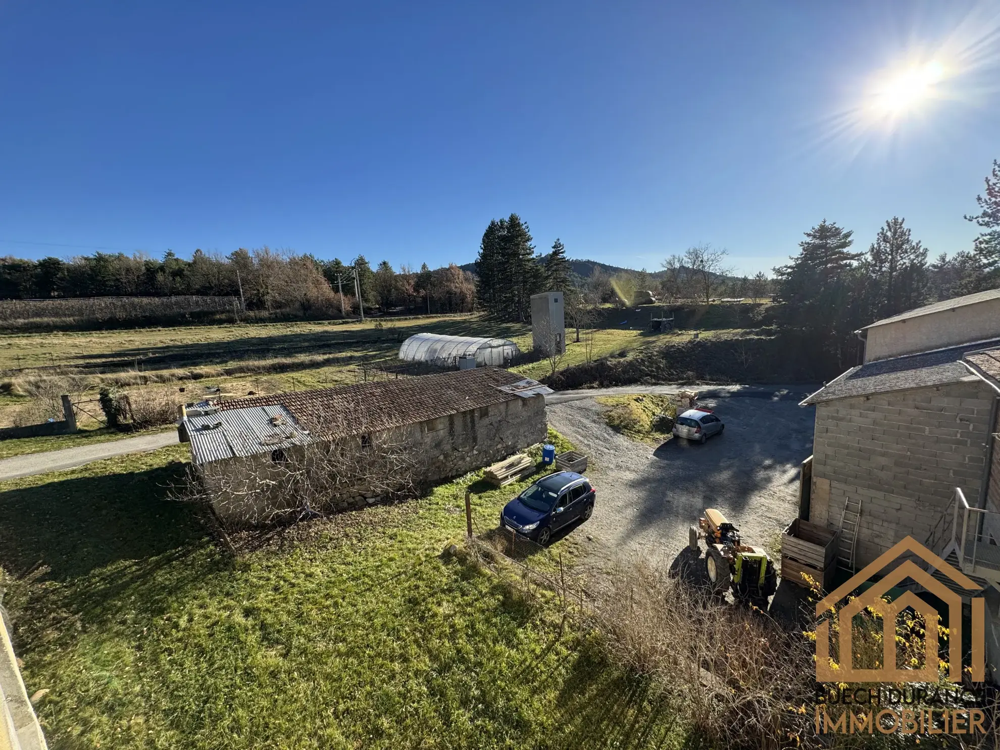 Corps de ferme avec logements à vendre à Claret 