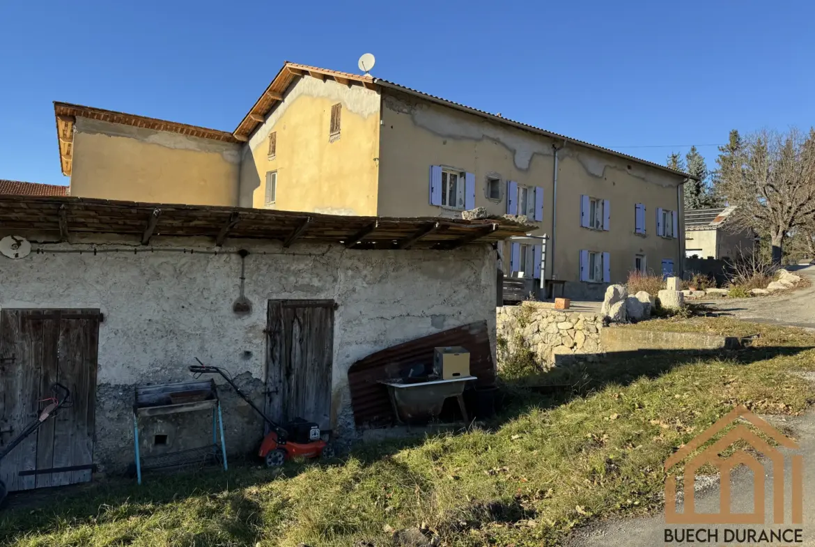 Corps de ferme avec logements à vendre à Claret 